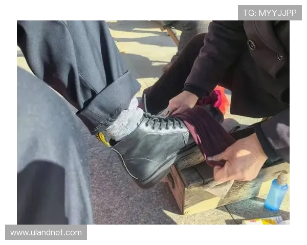 昔日擦鞋成荣誉如今却被指奴役